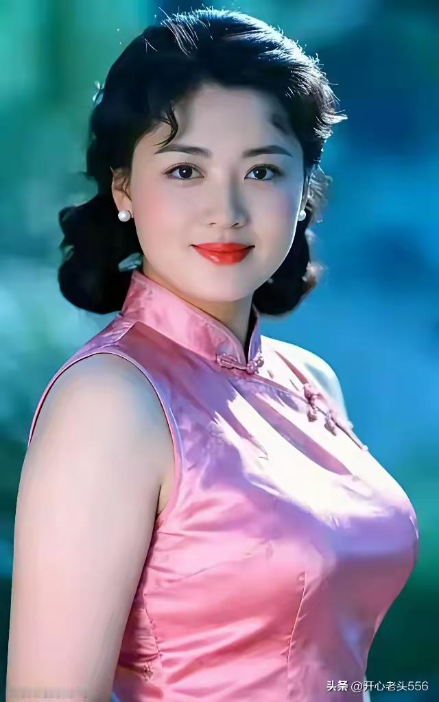 四块玉·忆初恋 
月下牵，花前恋，
曾许同心结连理缘。
誓言共守流年远，
旧梦牵