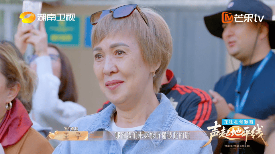 音乐人在街头玩音乐的松弛感🌍街头晚风裹着动人旋律🎶 音乐人采风偶遇新疆留学生