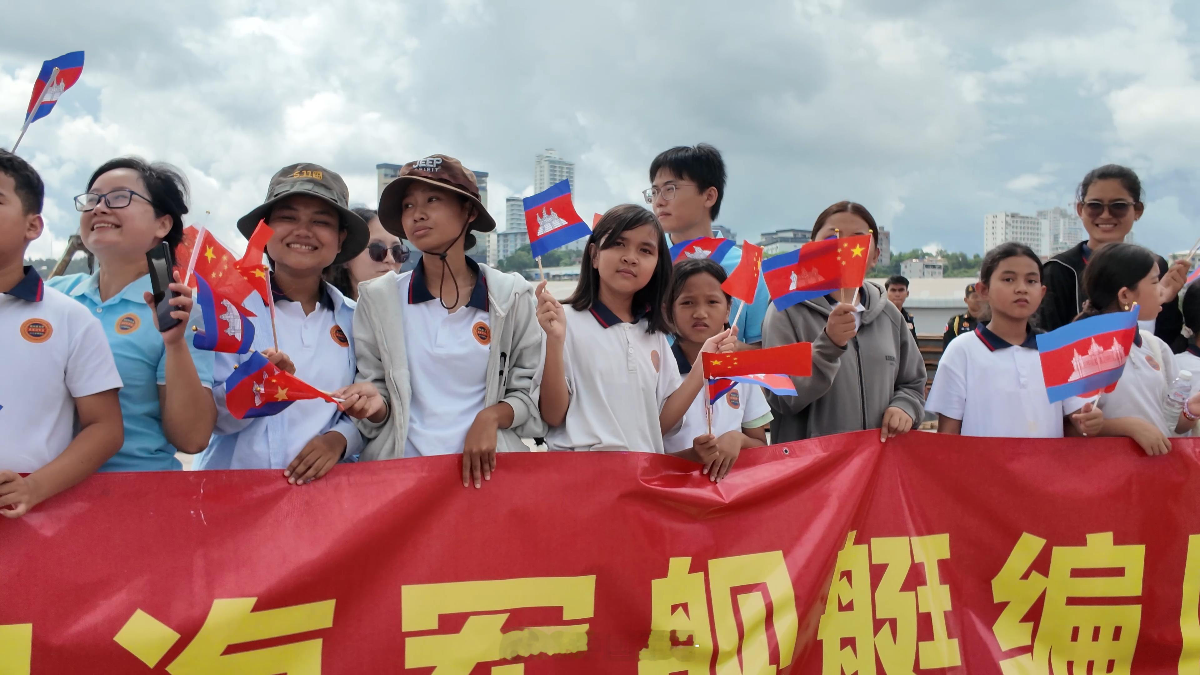 【海军83舰编队结束对柬埔寨友好访问 起程前往泰国】10月14日，海军83舰编队