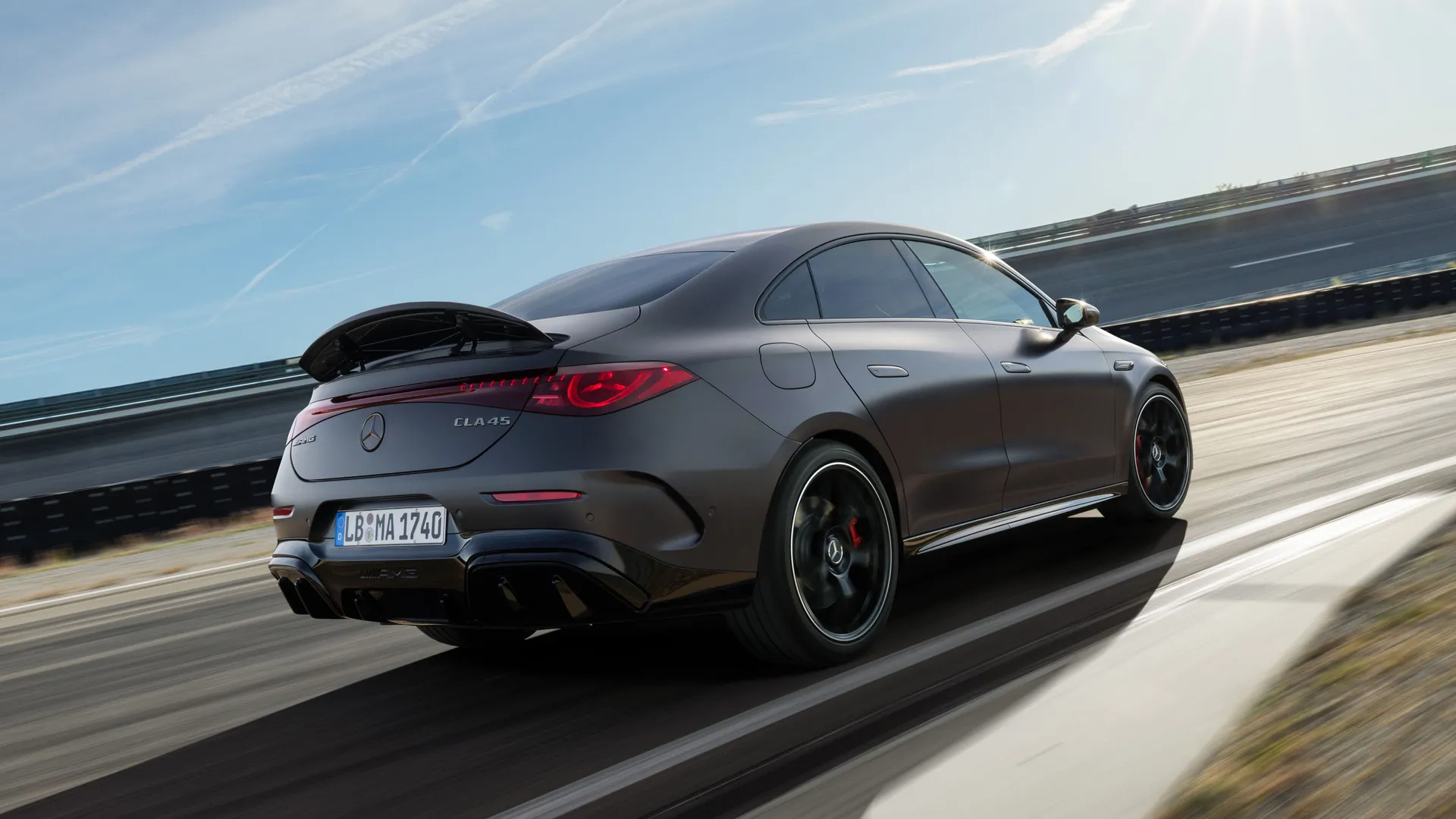什么？！AMG CLA 45，680马力！以为M139开挂了，仔细一看，是纯电C