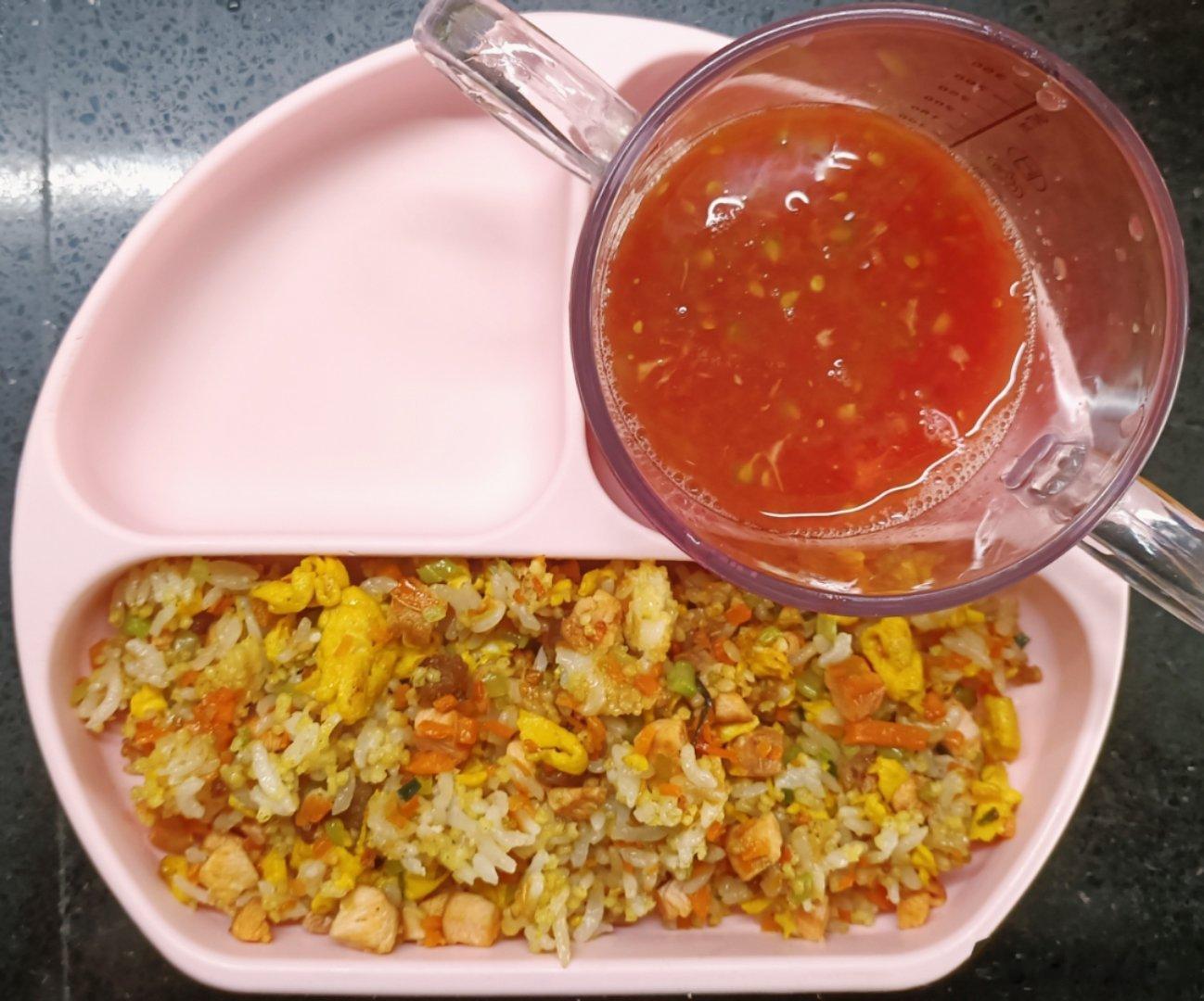 #糖糖的饭饭##科学育儿营养护航# 昨天午餐：胡萝卜芹菜心三文鱼蛋炒饭，番茄果肉