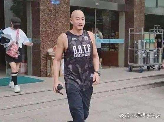 46岁何润东剃光头穿花背心秀肌肉，大哥范十足～ ​​​
