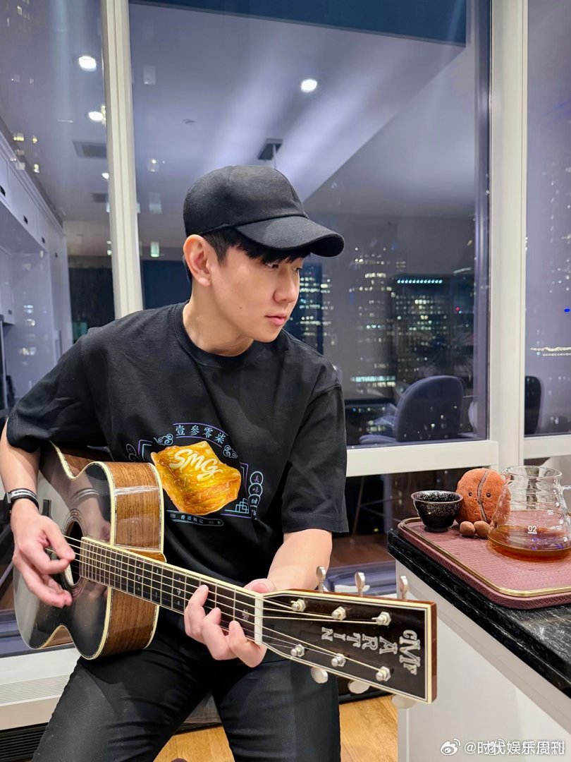 林俊杰不许在军事基地唱歌林俊杰你快住手！军事基地都快被你唱出暧昧感了，士兵突击都