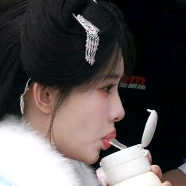 孟子义嘴唇注射填充，就是啵啵唇。
古人不会整容，所以很违和。
根本不适配角色，人