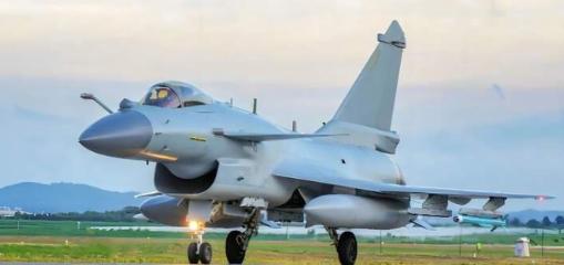 3月25日，中部战区飞行员史录权开着歼-10C巡逻时。竟然在自家大门口，被外机火