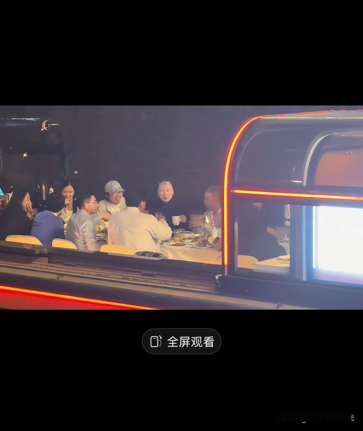 导演不知水灾苦，隔江犹唱后庭花！
这船上吃个饭可不便宜，一般人吃不起！
那边水灾