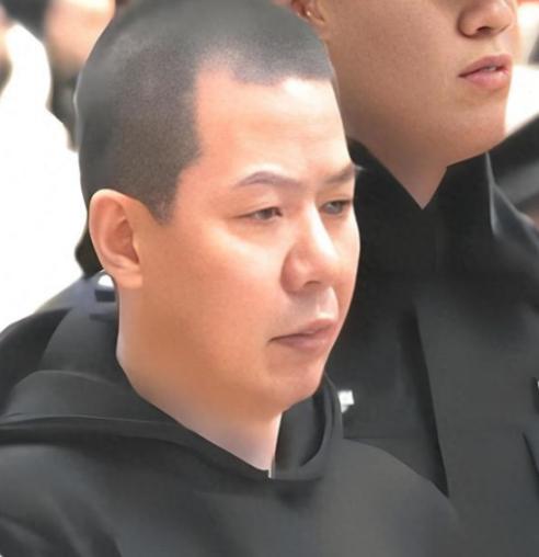 2013年，山西黑老大“小四毛”被妻子捞出监狱。出狱后，这个敛财12亿、坐牢像度