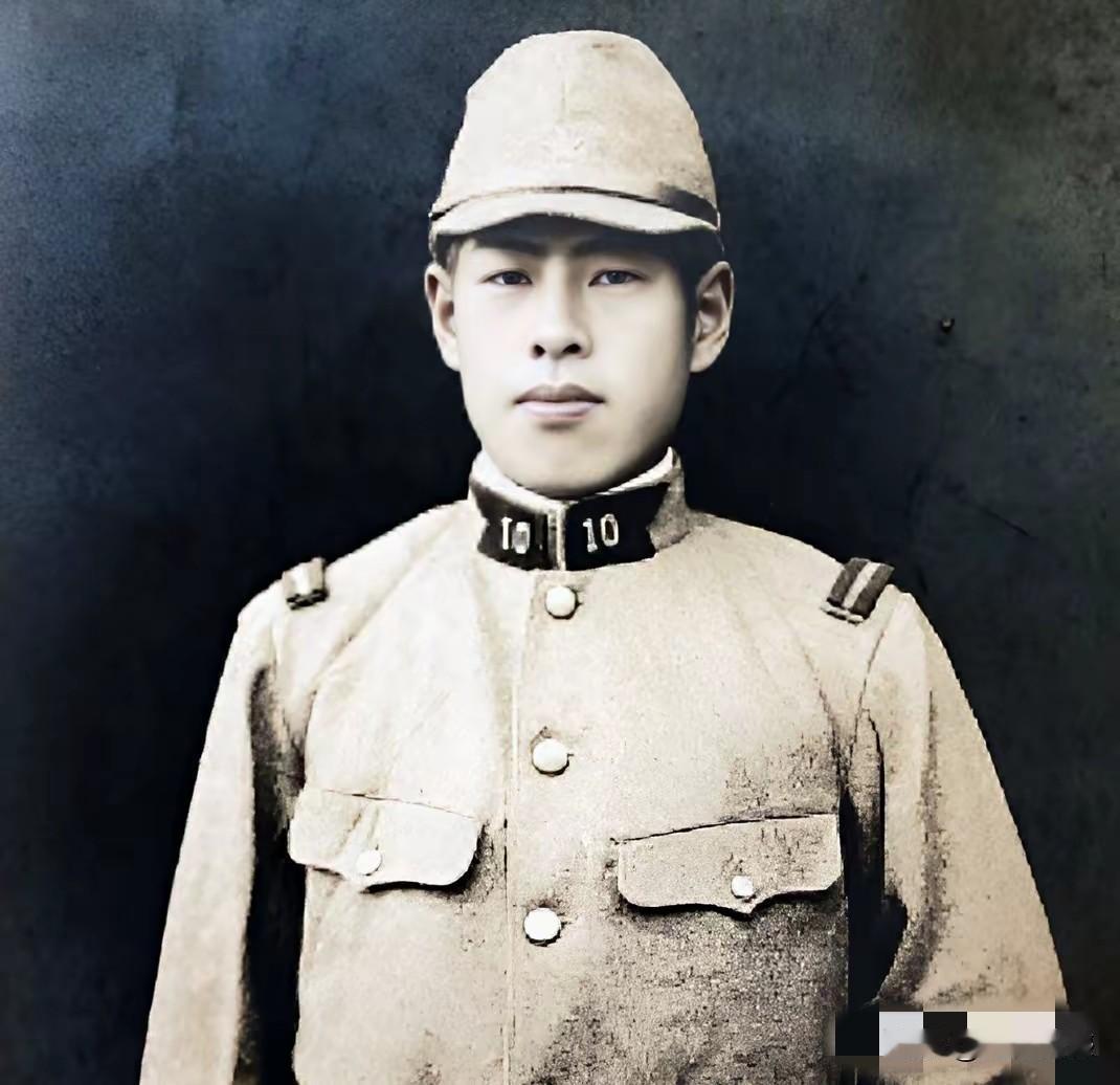 日本鬼子的照片，从长相上看，长得和人也差不多，这些都是表面现象，扒开它们的皮，发