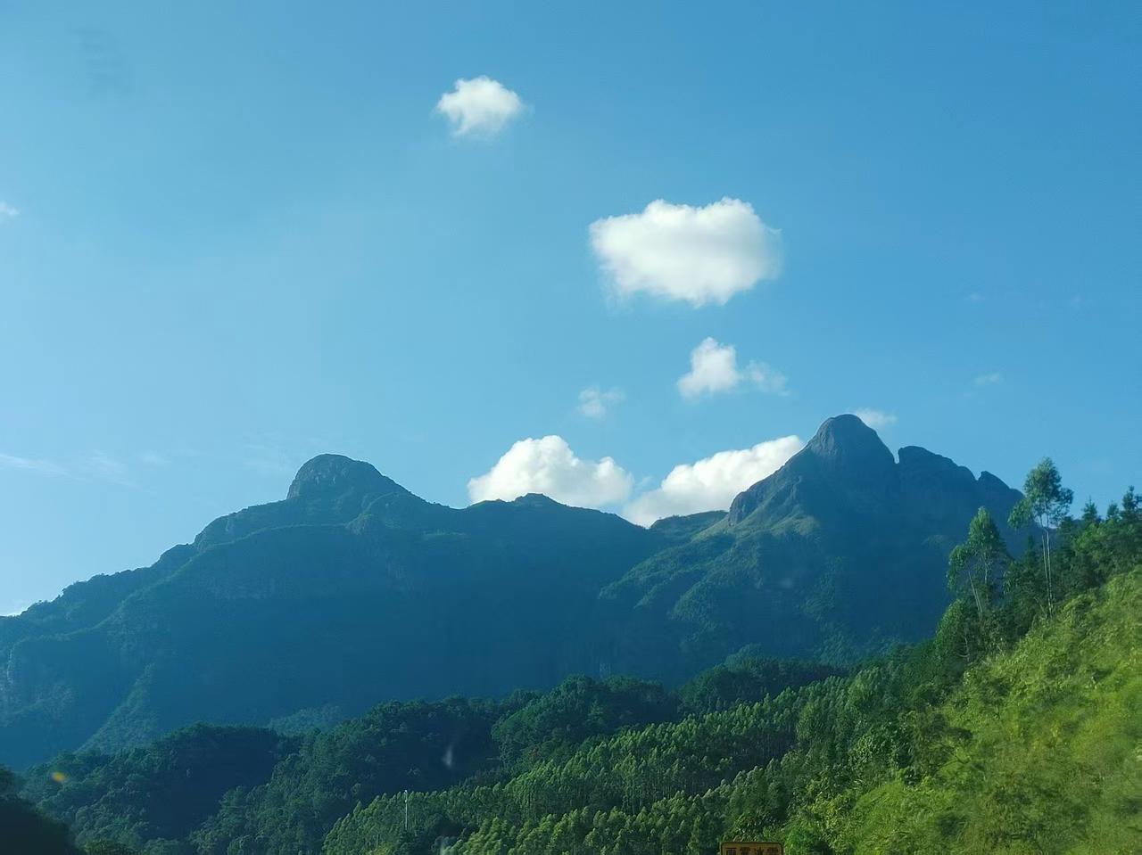 36°，将相邻星尖相连成一个大三角形，内角共180°，因对称相当于分为5等分星角