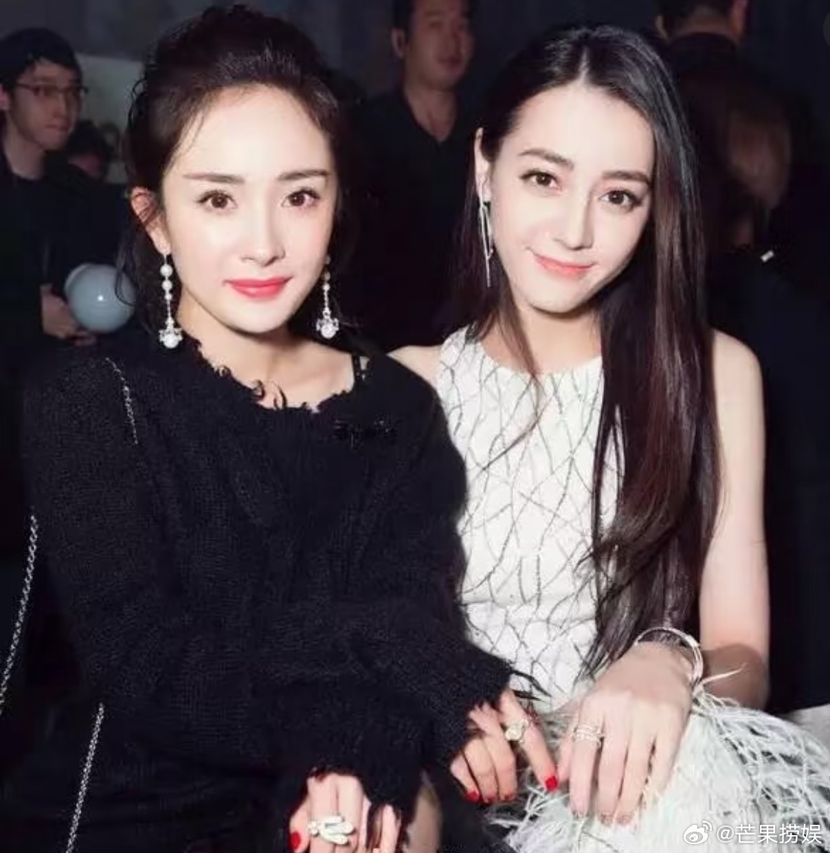 杨幂回复热巴2个 顶 流 美女惺惺相惜好多年了[爱你]时间真快～这么多年感情还这