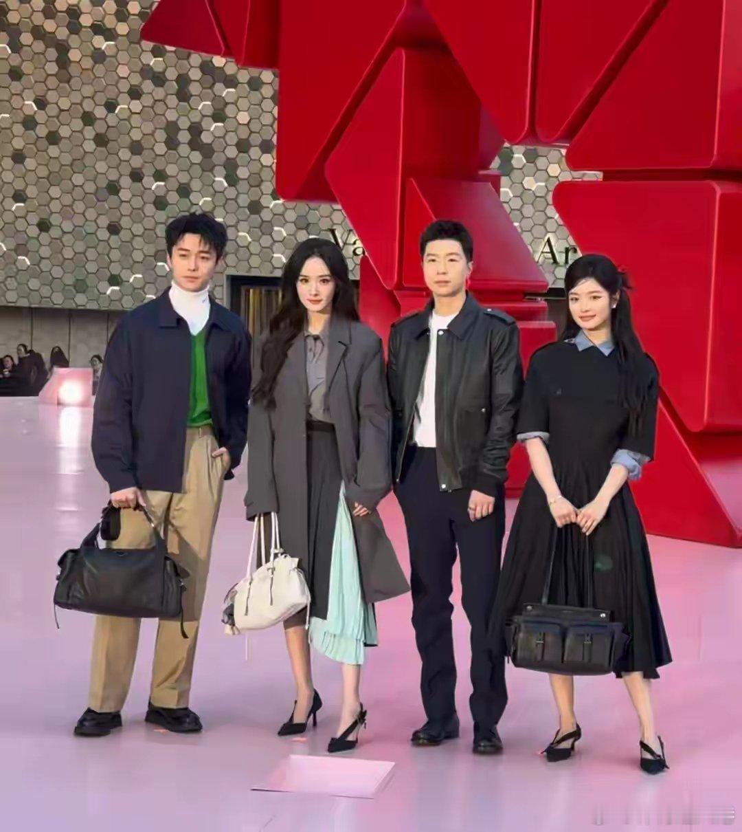 杨幂马龙徐若晗同框杨幂、马龙领衔亮相PRADA赤马迎春新年装置揭幕仪式，与翟子路