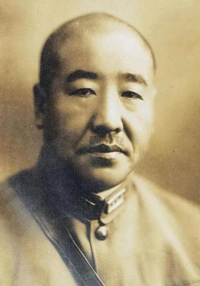 1943年，国军上将庞炳勋藏身的山洞，被日军包围，危机时刻，卫全部队战死，少将高
