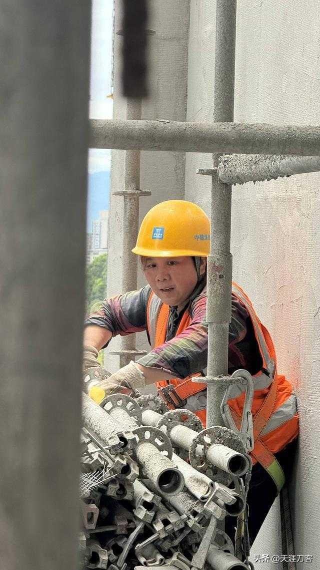 扛钢管的单亲妈妈，养出四川历史类前5女儿

我昨天刷到这位在工地扛钢管的单亲妈妈