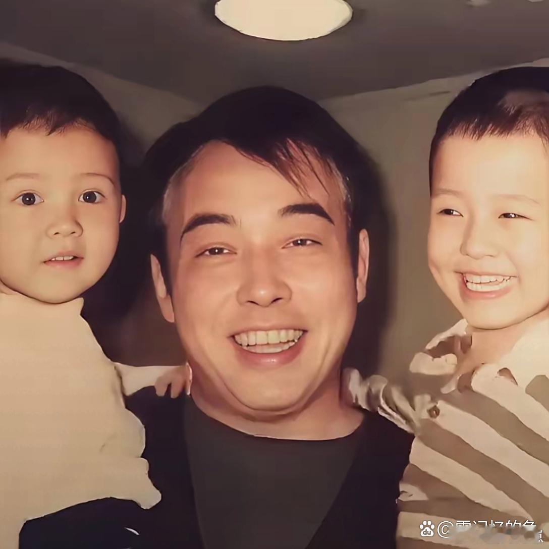 陈凯歌的两个儿子堪称“从小帅到大”的典范！儿时眉眼灵动可爱，长大后果然颜值长开，