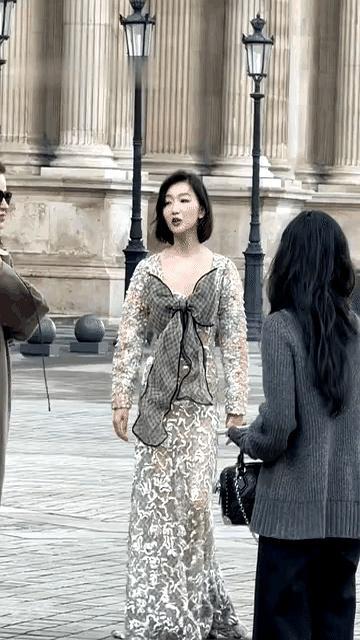 周冬雨的红毯争议，这次真的反转了。
 
前两年总有人吐槽她撑不起高定，走姿硬得像