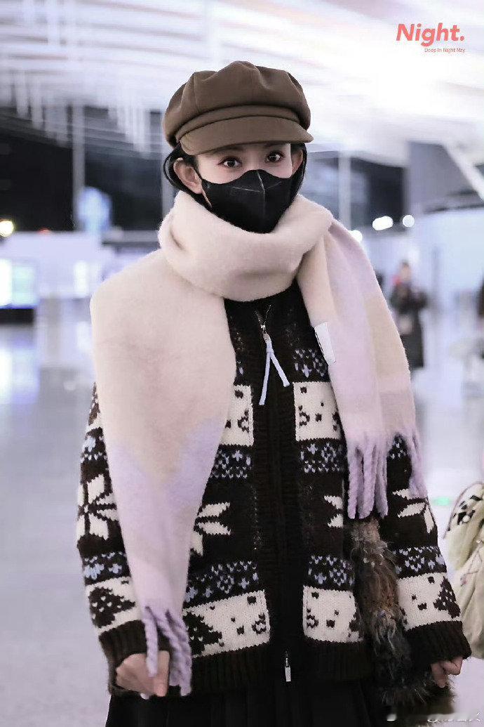 跨洋圈粉天花板！印尼机场粉丝应援排面拉满，孟姐温柔签名、亲切互动，从《陈情令》温