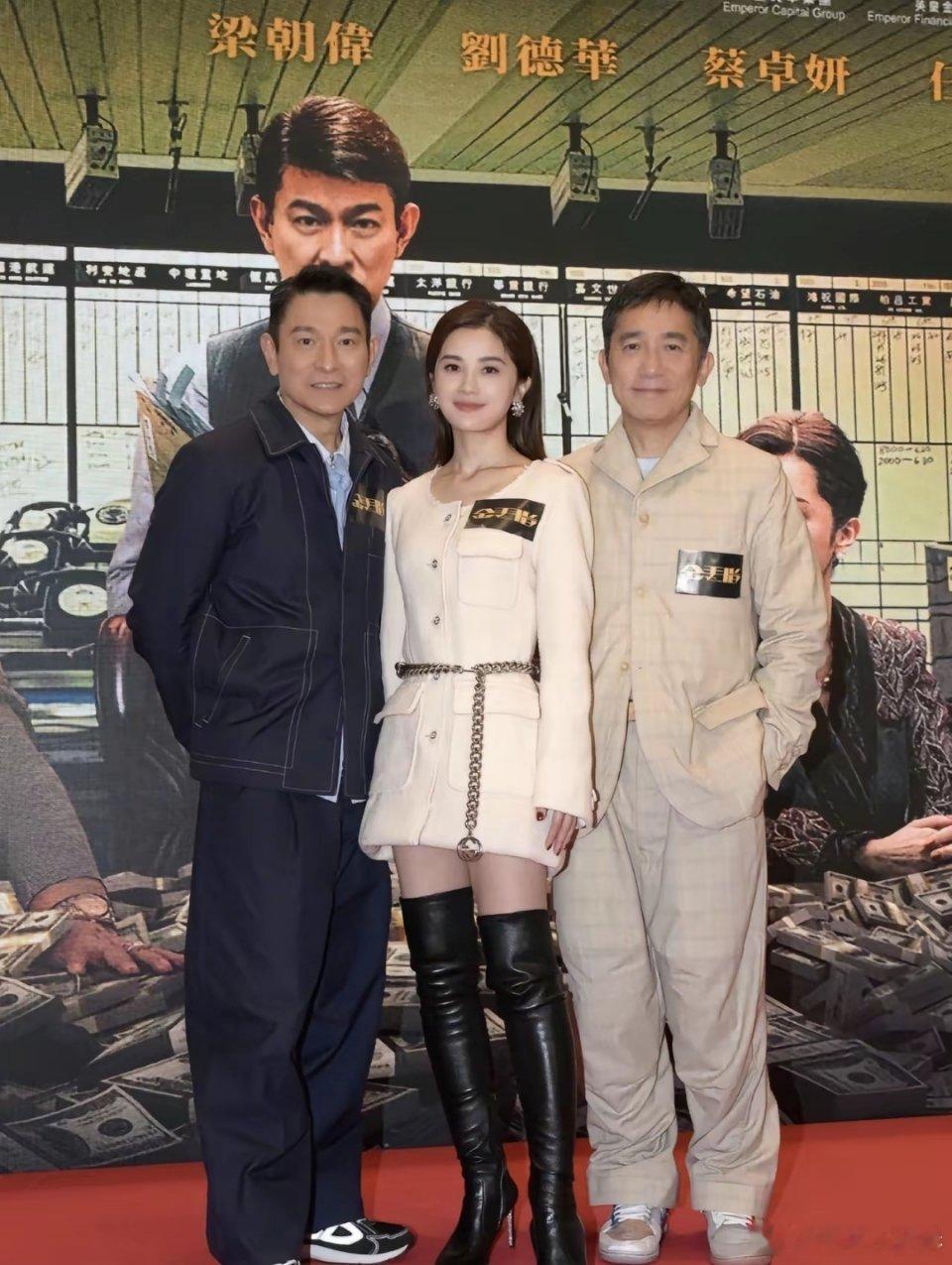 40多岁的蔡卓妍，82年生人，真的算得上驻颜有术了，看起来好显年轻的样子。照片是