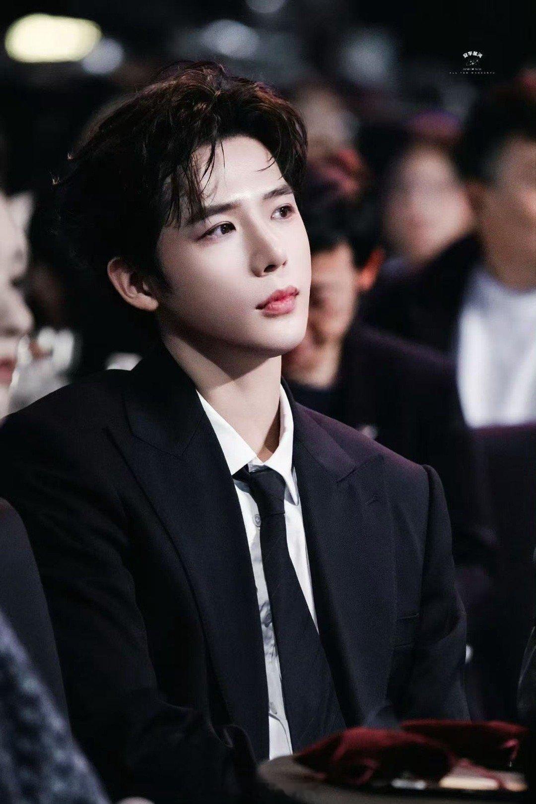 王安宇领奖这段路走得好意气风发 镜头里的他，每一步都踩在了星光大道上！王安宇那种