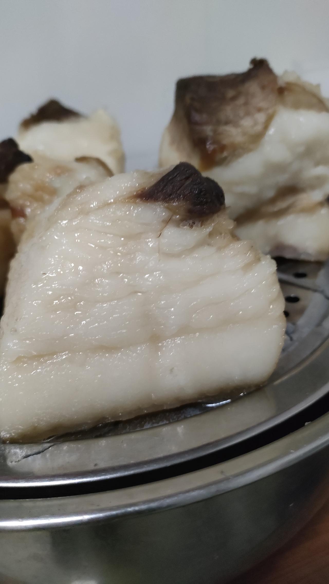 亲戚送的土猪肉，专门留了点做红烧肉。超过两指的膘还是比较少见，不过肉香又让我回到