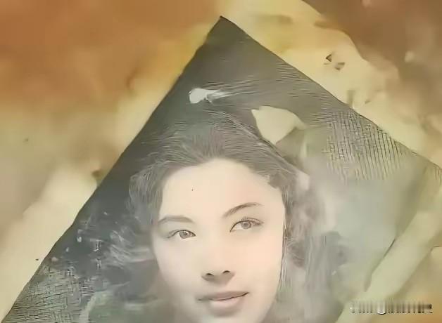 2016年，韩国送回一批志愿军烈士遗骸。在506号棺椁里，工作人员发现了一面旧铜