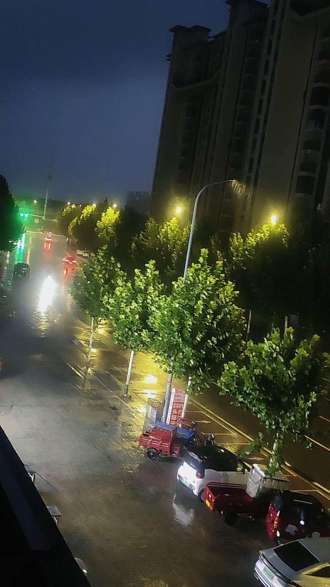 人生像极了这雨，说来就来，给你来个措不及防，更像极了生活里猝不及防的委屈。成人的