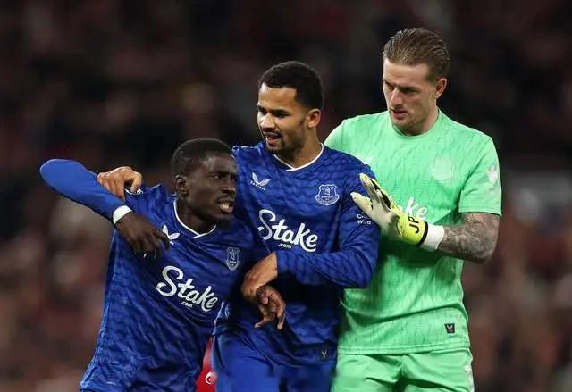 英超奇葩一幕：27岁名将怒不可遏 扇队友耳光！现场要干架 英超第12轮，曼联主场