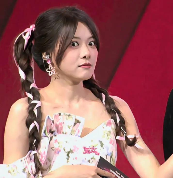 惊世骇俗！WBG女粉上台直言: 我今天第一次来看KPL[尬笑][尬笑][尬笑]

