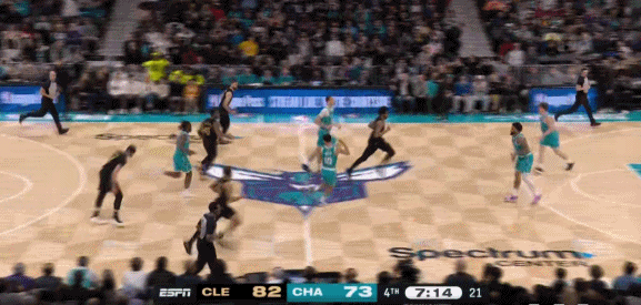 铁人！米切尔撞到头部依旧坚持出战！
在今天NBA常规赛骑士与黄蜂的第三节比赛中，