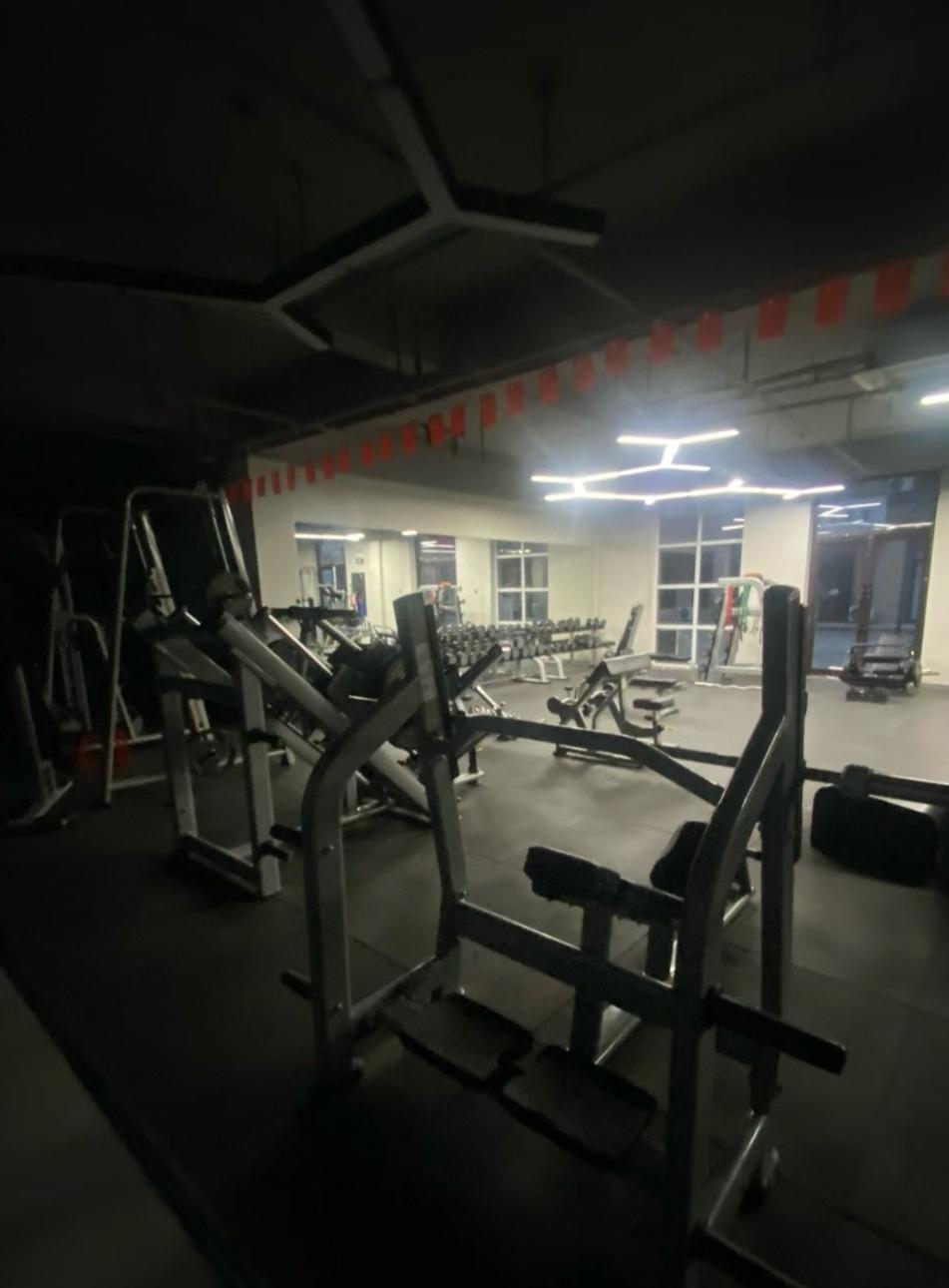 清晨起来到健身房一看，就我一个人。
就像包场一样，这种感觉有点奇怪。
现在的人怎