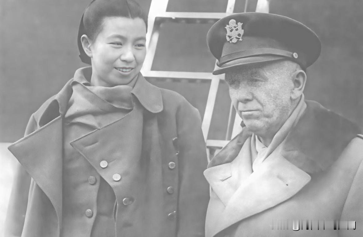 1946年，美国五星上将马歇尔作为特使来到中国调停国共关系，到访延安时拍下这张十