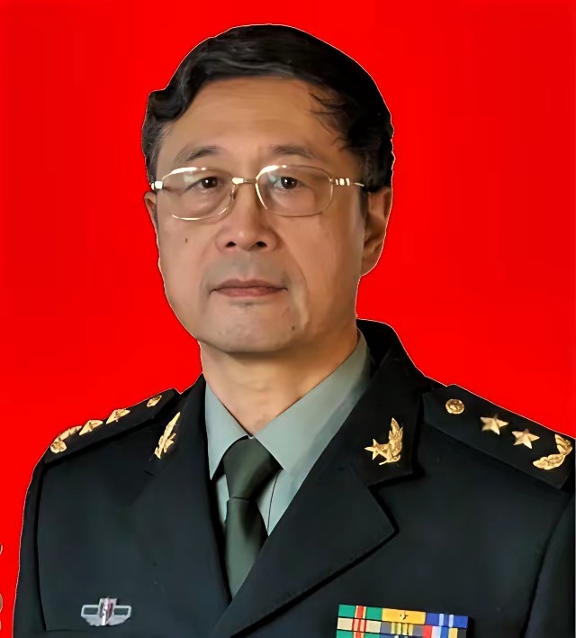 张翔是开国上将张爱萍的长子，早年考入哈军工潜心钻研军工技术，长期在战略导弹部队任