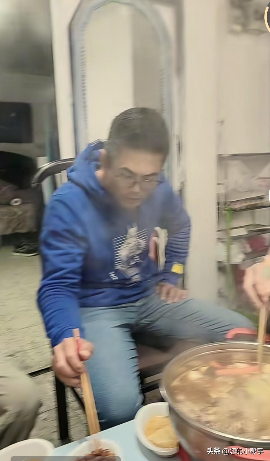 中国人才是真正的战斗民族。
在以色列的务工中国人，七八个坐在一起吃火锅，喝小酒。