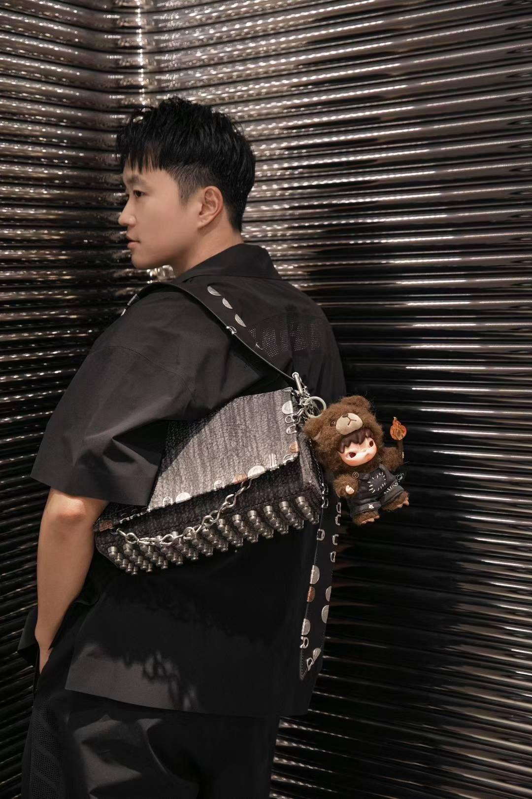 带着野子哥[羞嗒嗒]去逛alexanderwang雕刻了生日数字挂件搭配包包，好