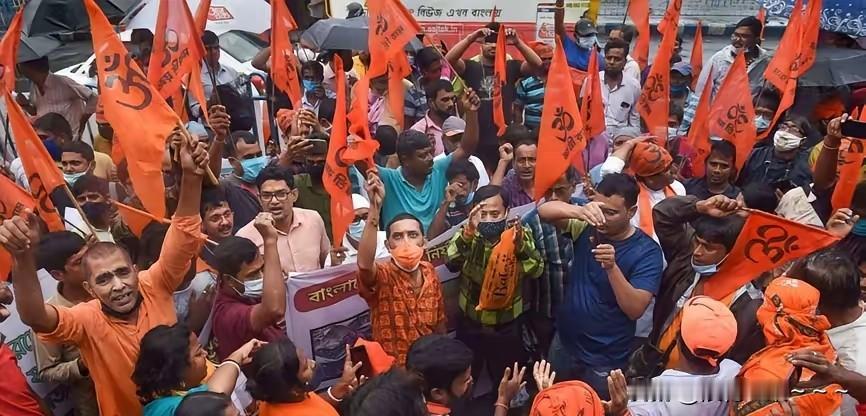 难了？
伊朗这段时间内忧外患，比较难啊！
在德黑兰，因经济持续恶化爆发了游行抗议