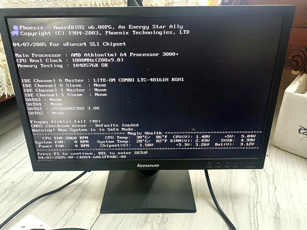 从储藏室拖出那台电脑时，我腰差点没拧断。
估摸着快三十斤，铁皮外壳厚得像块钢板。