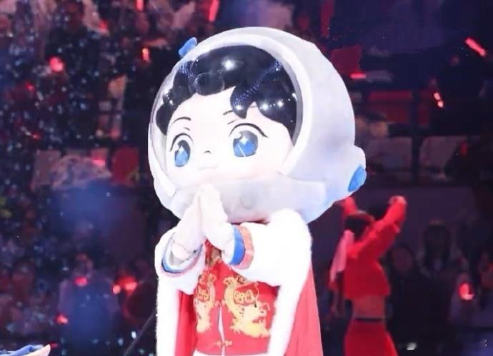 张杰演唱会上演甄嬛传张杰演唱会也太会整活了吧，检查窗花作业的小北斗也太可爱，配上