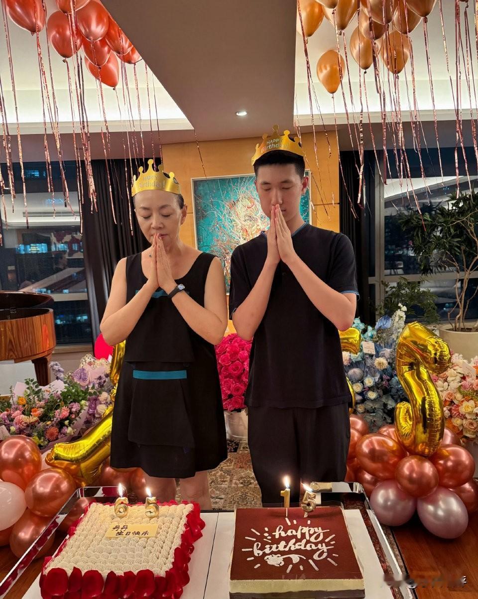 林永健的儿子林大竣和干妈宋丹丹一起庆生。大竣身穿黑色衣服，头戴生日帽，和干妈宋丹