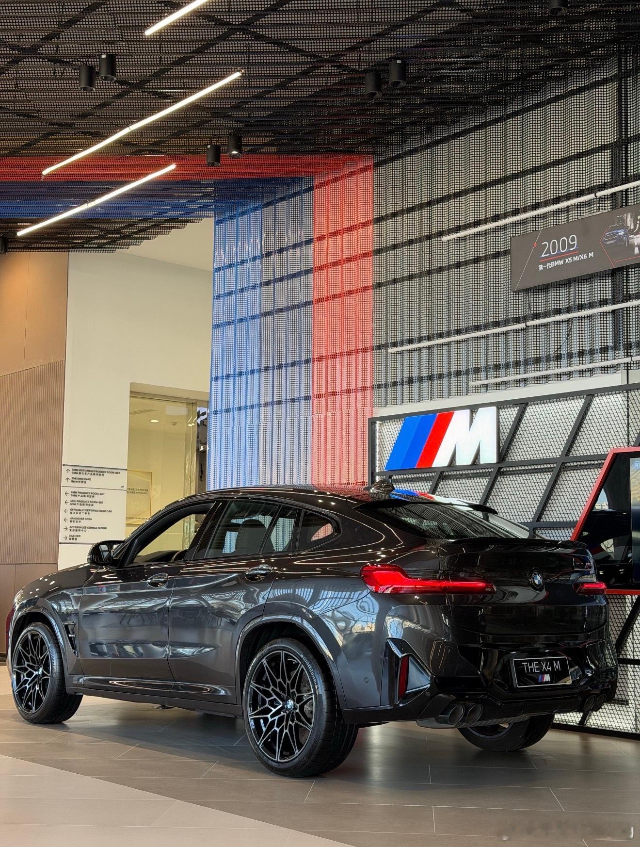 宝马X4M雷霆版外观：神秘灰内饰：黑/米德兰德米选装：HDJA-扩展Merino