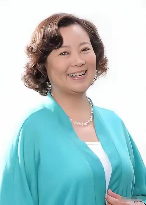 1955年，方青卓出生在辽宁大连一个中俄混血的知识分子家庭，5岁时父母离异，她跟