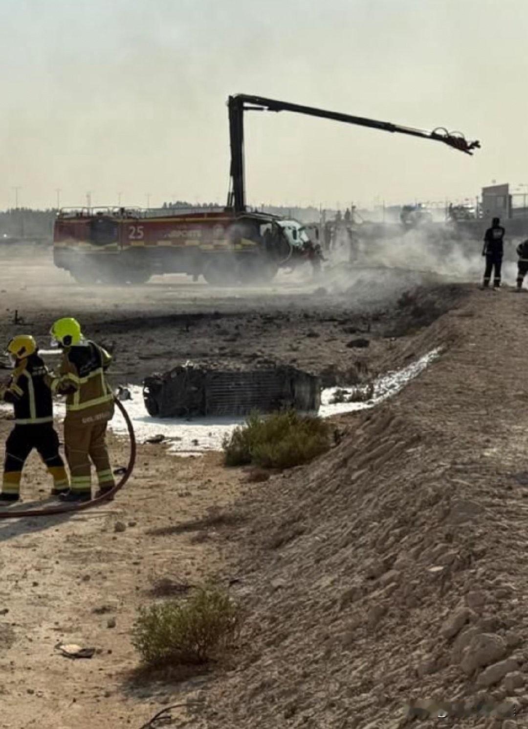 印度光辉战机坠毁引热议：机身碎成渣，美国发动机成唯一“幸存者”！
 
印度航展上