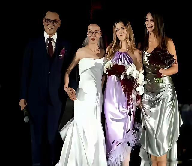 李国庆与张丹红大婚时，张丹红的两个女儿出席妈妈的婚礼并与继父李国庆以及母亲张丹红