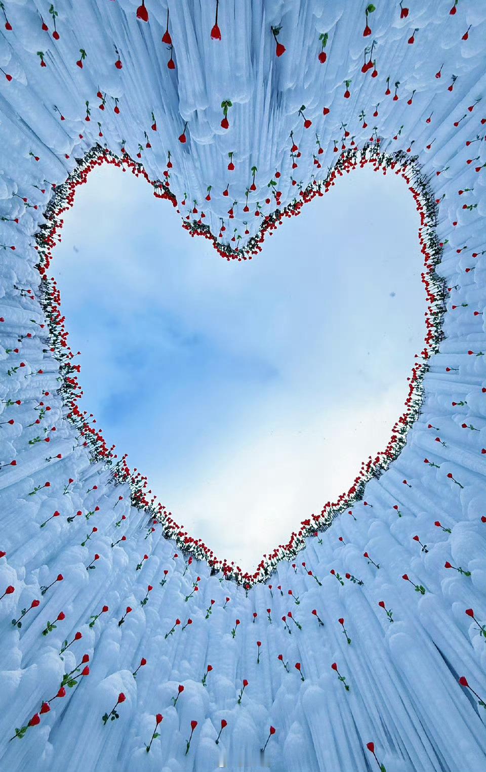 长白山冰心岛百万冰封皇冠刷屏！三顶纯金皇冠单顶超百万，镶嵌宝石尽显璀璨，游客排长