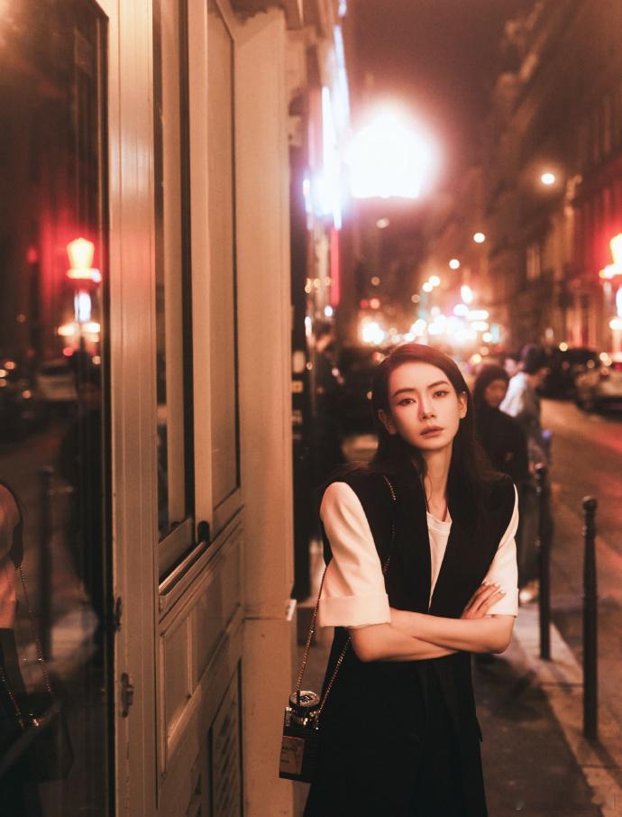 #戚薇黑白拼色A感##戚薇电影感plog# 戚薇在巴黎时装周的造型时尚感爆棚，黑