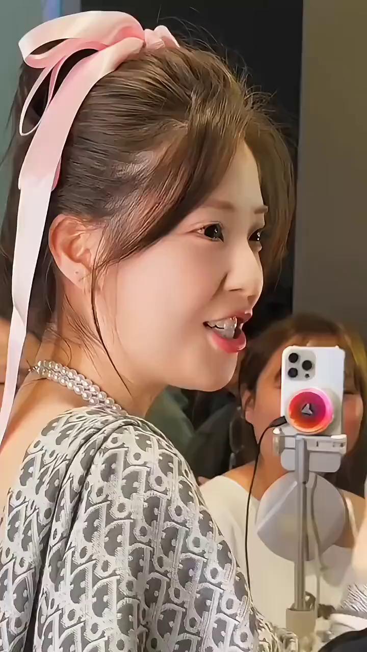 我和我爸的新衣服现在开吃了。这人在笑，我好贪吃。一唱说萌萌背后长个豆沙包，文文吸