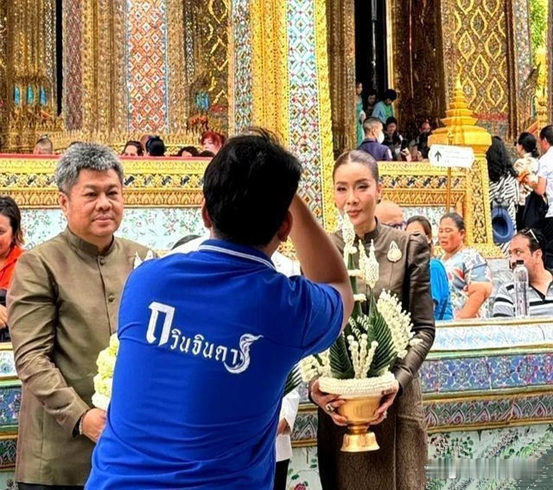 沉寂十三年的西拉米，突然出现在大皇宫。没官宣也没仪式，可这动静比啥通报都大。她穿