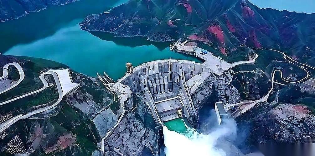 雅鲁藏布江，流经中国墨脱，再入印度。现在，中国要在这里建水电站，印度却坐不住了，