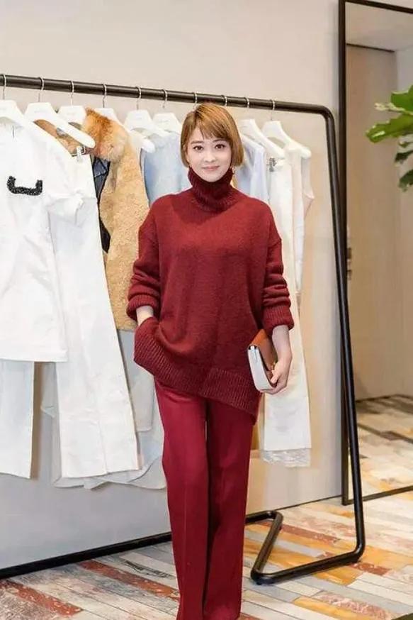 48岁梅婷新剪了短发年轻15岁
她新剪的波波头为她带来了显著的年轻化效果，仿佛瞬