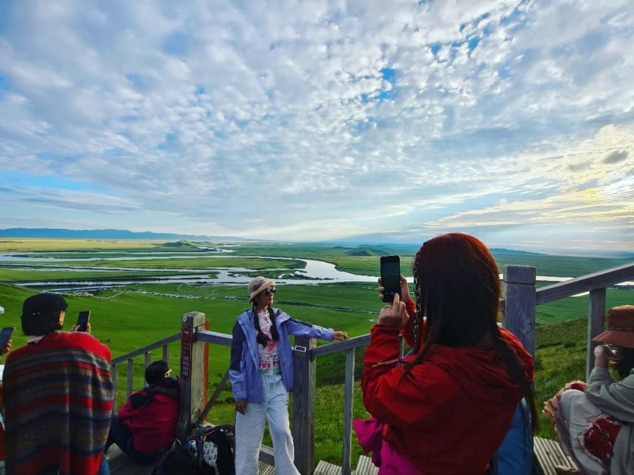 这一湾夕阳，值得你专程奔赴若尔盖

若尔盖的夏天从不喧嚣却总在日落时分，悄悄把人