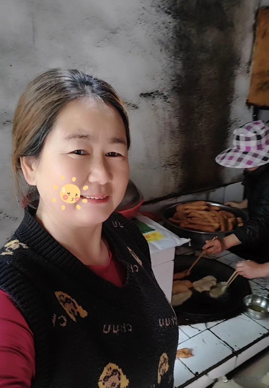 在山区采茶的日子。
我们是生活在大平原的农民工，一行10来人，来山区采茶叶，茶期