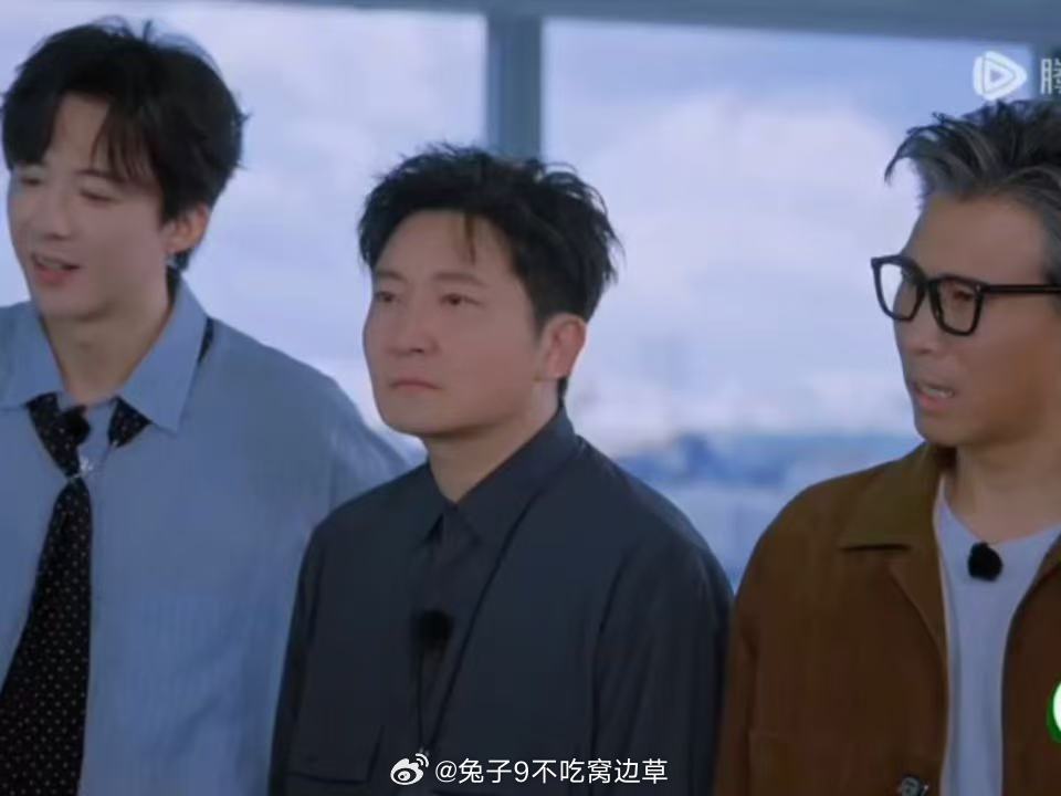 刘宇宁看林一王玉雯的表情 林一和王玉雯在吃东西，刘宇宁在旁边问甜不甜。他那个表情